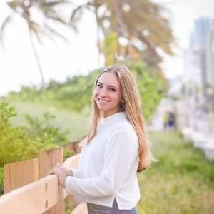 Meet your Posher, Becca